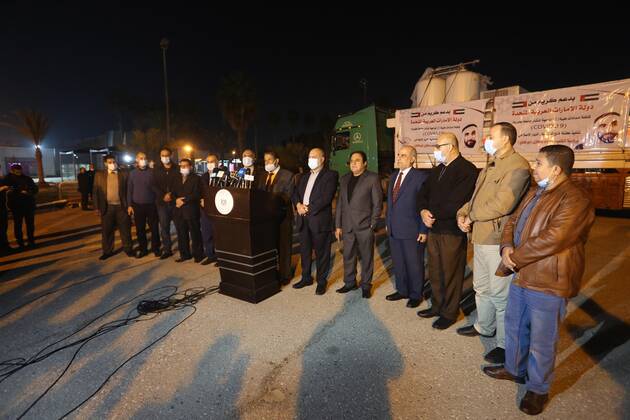 News Bilder des Tages January 10, 2021, Rafah, Gaza Strip, Palestinian Territory: Palestinians receive medical aid from the United Arab Emirate, in Rafah border crossing in the southern of Gaza Strip, on January 10, 2021. The second shipment of Emirati medical aid arrived in the Gaza Strip this evening, which includes medical aid provided to the Ministry of Health in the Gaza Strip, to enhance health efforts in the face of the Corona pandemic, including an oxygen production plant with all its accessories, respirators and other medical equipment Rafah Palestinian Territory - ZUMAap3_ 20210110_zaf_ap3_092 Copyright: xAshrafxAmrax