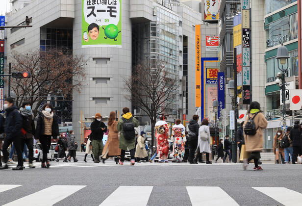 January 11, 2021, Tokyo, Japan -People cross a road at Shibuya fashion district amid outbreak of the new coronavirus in Tokyo on Monay, January 11, 2021 on a national holiday, Coming-of-Age Day. Prime Minister Yoshihide Suga declared a state of emergency on Tokyo and three neighboring prefectures. (151812244)