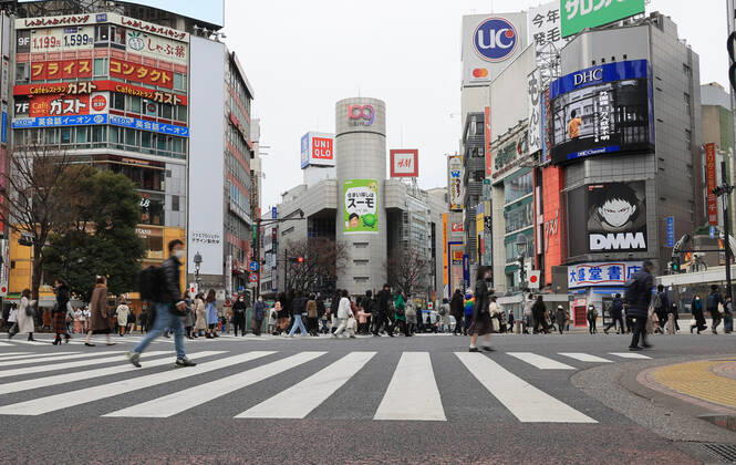 January 11, 2021, Tokyo, Japan -People cross a road at Shibuya fashion district amid outbreak of the new coronavirus in Tokyo on Monay, January 11, 2021 on a national holiday, Coming-of-Age Day. Prime Minister Yoshihide Suga declared a state of emergency on Tokyo and three neighboring prefectures. (151812247)