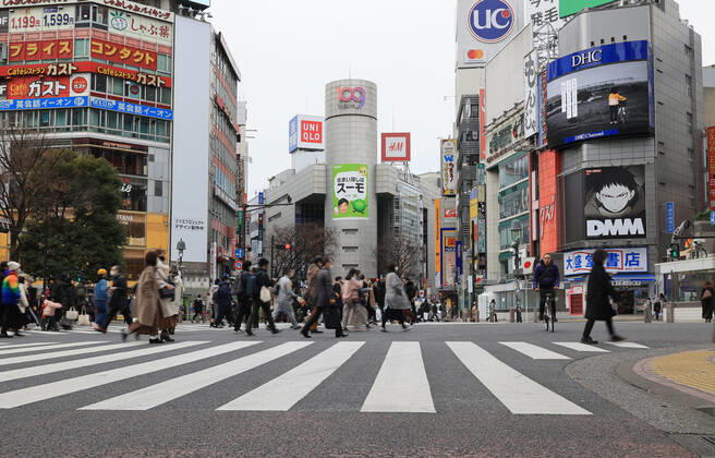 January 11, 2021, Tokyo, Japan -People cross a road at Shibuya fashion district amid outbreak of the new coronavirus in Tokyo on Monay, January 11, 2021 on a national holiday, Coming-of-Age Day. Prime Minister Yoshihide Suga declared a state of emergency on Tokyo and three neighboring prefectures. (151812248)