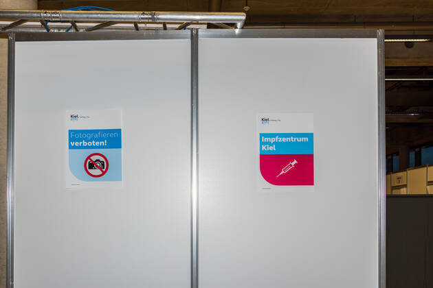 Kiel 11. Jan. 2021 Die neue Lieferung des Corona-Impfstoffes für das Impfzentrum Kiel ist eingetroffen. Ab morgen den 12. Jan. 2021 können wieder Termine telefonisch oder per Internetportal für die Gruppe der über 80ig-jährigen vergeben werden.