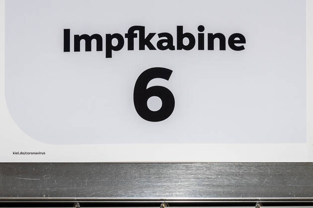 Kiel 11. Jan. 2021 Die neue Lieferung des Corona-Impfstoffes für das Impfzentrum Kiel ist eingetroffen. Ab morgen den 12. Jan. 2021 können wieder Termine telefonisch oder per Internetportal für die Gruppe der über 80ig-jährigen vergeben werden.