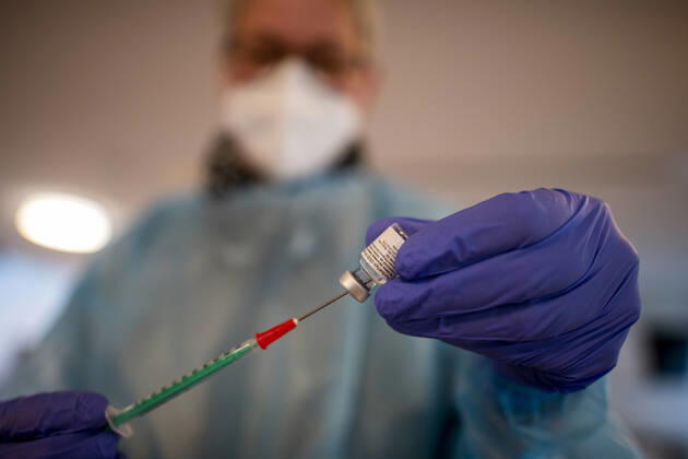 Corona-Schutzimpfung in einem Seniorenheim Eine Arzthelferin zieht eine Spritze mit dem Corona-Impfstoff von BioNTech Pfizer auf. In einem Seniorenheim werden die Bewohner gegen eine Infektion mit dem Coronavirus geimpft. Für den Aufbau des Impfschutzes sind mit dem mRNA-Impfstoff von BioNTech zwei Impfungen im Abstand von 21 Tagen notwendig. Rietberg Nordrhein-Westfalen Deutschland Copyright: xInderlied Kirchner-Mediax