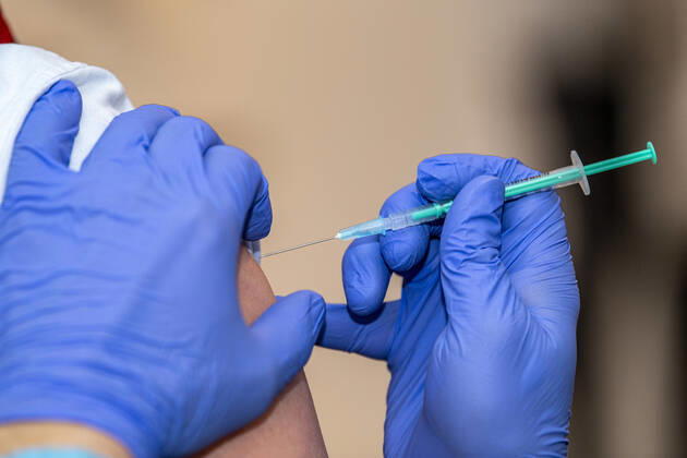 Corona-Schutzimpfung in einem Seniorenheim In einem Seniorenheim werden die Bewohner gegen eine Infektion mit dem Coronavirus geimpft. Für den Aufbau des Impfschutzes sind mit dem mRNA-Impfstoff von BioNTech zwei Impfungen im Abstand von 21 Tagen notwendig. Rietberg Nordrhein-Westfalen Deutschland Copyright: xInderlied Kirchner-Mediax