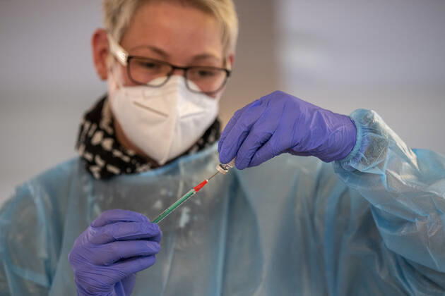 Corona-Schutzimpfung in einem Seniorenheim Eine Arzthelferin zieht eine Spritze mit dem Corona-Impfstoff von BioNTech Pfizer auf. In einem Seniorenheim werden die Bewohner gegen eine Infektion mit dem Coronavirus geimpft. Für den Aufbau des Impfschutzes sind mit dem mRNA-Impfstoff von BioNTech zwei Impfungen im Abstand von 21 Tagen notwendig. Rietberg Nordrhein-Westfalen Deutschland Copyright: xInderlied Kirchner-Mediax