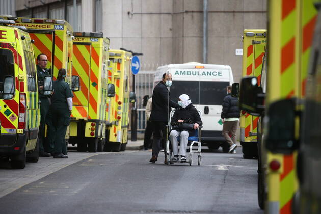 . 11 01 2021. London, United Kingdom. Lines of ambulances and patients arriving at the Royal London Hospital. The NHS is under severe pressure with the number of Covid cases rising. Royal London Hospital. Whitechapel.  xMarkxThomasx xi-Imagesx IIM-21978-0019