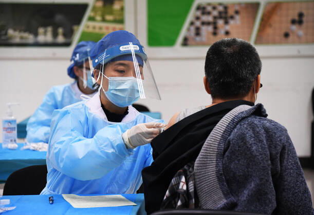 (210111) -- BEIJING, Jan. 11, 2021 -- A medical worker inoculates a recipient with a COVID-19 vaccine at a temporary inoculation site in Haidian District in Beijing, capital of China, Jan. 11, 2021. Over 1 million people in Beijing had received the first dose of COVID-19 vaccine as of 11 a.m. Monday, the municipal health commission said. TO GO WITH Over 1 mln get COVID-19 vaccine in Beijing ) CHINA-BEIJING-COVID-19 VACCINE-1 MILLION-INOCULATIONS (CN) RenxChao 