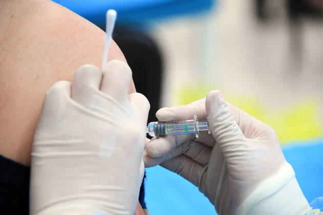 (210111) -- BEIJING, Jan. 11, 2021 -- A medical worker inoculates a recipient with a COVID-19 vaccine at a temporary inoculation site in Haidian District in Beijing, capital of China, Jan. 11, 2021. Over 1 million people in Beijing had received the first dose of COVID-19 vaccine as of 11 a.m. Monday, the municipal health commission said. TO GO WITH Over 1 mln get COVID-19 vaccine in Beijing ) CHINA-BEIJING-COVID-19 VACCINE-1 MILLION-INOCULATIONS (CN) RenxChao 