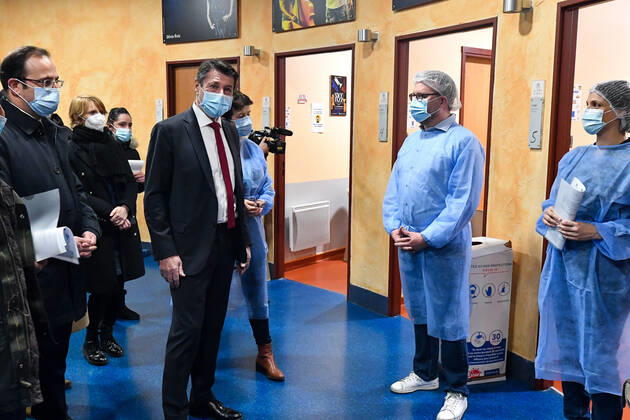 Christian Estrosi, Maire de Nice visite et inaugure le second centre de vaccination a Nice au Theatre de Verdure au 1, Promenade des Anglais a Nice. Les vaccination ont lieux dans les loges sous le mythique theatre de verdure, d inspiration grecque. Ce centre permettra a tous les habitants de beneficier d une consultation pre-vaccinale avant de se faire vacciner suivant un process strict. La Ville de Nice ouvrira au fur-et-a mesure des doses vaccinales recues et des categories de population ouvertes a la vaccination, deux autres centres qui seront situes au Palais des Expositions et au Palais Nikiaia. Ces lieux de vaccination permettront d atteindre l objectif de 50 000 vaccins par semaine. NEWS : Campagne de vaccination contre Covi 