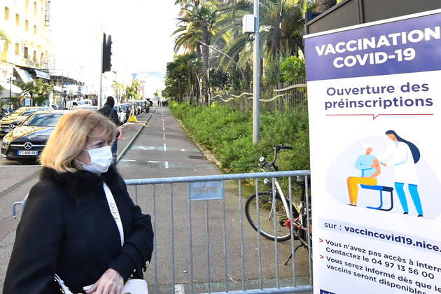 Christian Estrosi, Maire de Nice visite et inaugure le second centre de vaccination a Nice au Theatre de Verdure au 1, Promenade des Anglais a Nice. Les vaccination ont lieux dans les loges sous le mythique theatre de verdure, d inspiration grecque. Ce centre permettra a tous les habitants de beneficier d une consultation pre-vaccinale avant de se faire vacciner suivant un process strict. La Ville de Nice ouvrira au fur-et-a mesure des doses vaccinales reues et des categories de population ouvertes a la vaccination, deux autres centres qui seront situes au Palais des Expositions et au Palais Nikiaia. Ces lieux de vaccination permettront d atteindre l objectif de 50 000 vaccins par semaine. NEWS : Campagne de vaccination contre Covid 