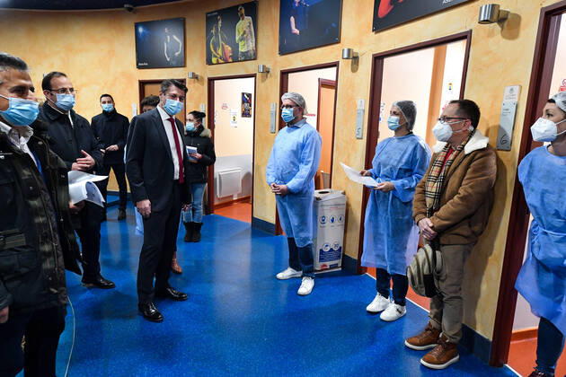Christian Estrosi, Maire de Nice visite et inaugure le second centre de vaccination a Nice au Theatre de Verdure au 1, Promenade des Anglais a Nice. Les vaccination ont lieux dans les loges sous le mythique theatre de verdure, d inspiration grecque. Ce centre permettra a tous les habitants de beneficier d une consultation pre-vaccinale avant de se faire vacciner suivant un process strict. La Ville de Nice ouvrira au fur-et-a mesure des doses vaccinales recues et des categories de population ouvertes a la vaccination, deux autres centres qui seront situes au Palais des Expositions et au Palais Nikiaia. Ces lieux de vaccination permettront d atteindre l objectif de 50 000 vaccins par semaine. NEWS : Campagne de vaccination contre Covi 
