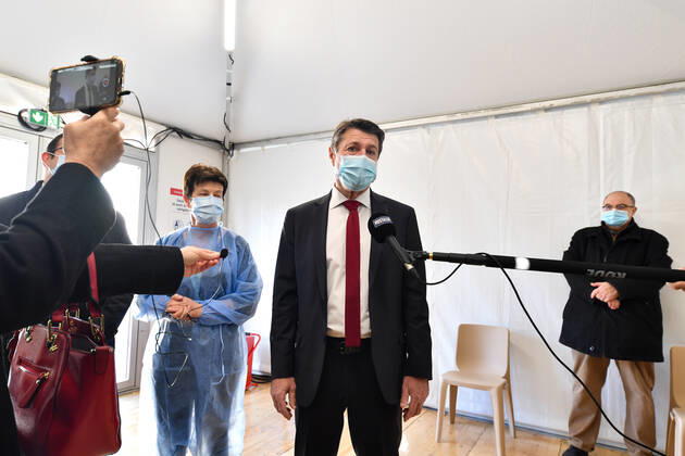 Christian Estrosi, Maire de Nice visite et inaugure le second centre de vaccination a Nice au Theatre de Verdure au 1, Promenade des Anglais a Nice. Les vaccination ont lieux dans les loges sous le mythique theatre de verdure, d inspiration grecque. Ce centre permettra a tous les habitants de beneficier d une consultation pre-vaccinale avant de se faire vacciner suivant un process strict. La Ville de Nice ouvrira au fur-et-a mesure des doses vaccinales recues et des categories de population ouvertes a la vaccination, deux autres centres qui seront situes au Palais des Expositions et au Palais Nikiaia. Ces lieux de vaccination permettront d atteindre l objectif de 50 000 vaccins par semaine. NEWS : Campagne de vaccination contre Covi 