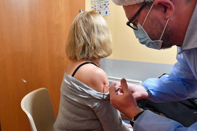 Christian Estrosi, Maire de Nice visite et inaugure le second centre de vaccination a Nice au Theatre de Verdure au 1, Promenade des Anglais a Nice. Les vaccination ont lieux dans les loges sous le mythique theatre de verdure, d inspiration grecque. Ce centre permettra a tous les habitants de beneficier d une consultation pre-vaccinale avant de se faire vacciner suivant un process strict. La Ville de Nice ouvrira au fur-et-a mesure des doses vaccinales recues et des categories de population ouvertes a la vaccination, deux autres centres qui seront situes au Palais des Expositions et au Palais Nikiaia. Ces lieux de vaccination permettront d atteindre l objectif de 50 000 vaccins par semaine. NEWS : Campagne de vaccination contre Covi 