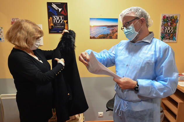 Christian Estrosi, Maire de Nice visite et inaugure le second centre de vaccination a Nice au Theatre de Verdure au 1, Promenade des Anglais a Nice. Les vaccination ont lieux dans les loges sous le mythique theatre de verdure, d inspiration grecque. Ce centre permettra a tous les habitants de beneficier d une consultation pre-vaccinale avant de se faire vacciner suivant un process strict. La Ville de Nice ouvrira au fur-et-a mesure des doses vaccinales recues et des categories de population ouvertes a la vaccination, deux autres centres qui seront situes au Palais des Expositions et au Palais Nikiaia. Ces lieux de vaccination permettront d atteindre l objectif de 50 000 vaccins par semaine. NEWS : Campagne de vaccination contre Covi 