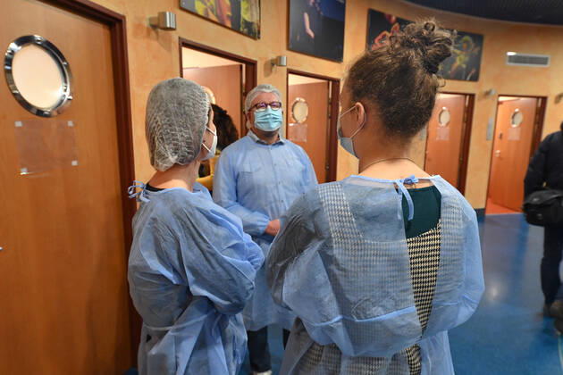 Christian Estrosi, Maire de Nice visite et inaugure le second centre de vaccination a Nice au Theatre de Verdure au 1, Promenade des Anglais a Nice. Les vaccination ont lieux dans les loges sous le mythique theatre de verdure, d inspiration grecque. Ce centre permettra a tous les habitants de beneficier d une consultation pre-vaccinale avant de se faire vacciner suivant un process strict. La Ville de Nice ouvrira au fur-et-a mesure des doses vaccinales recues et des categories de population ouvertes a la vaccination, deux autres centres qui seront situes au Palais des Expositions et au Palais Nikiaia. Ces lieux de vaccination permettront d atteindre l objectif de 50 000 vaccins par semaine. NEWS : Campagne de vaccination contre Covi 