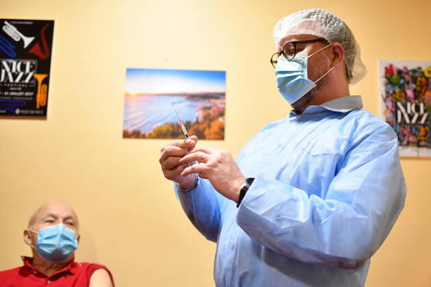 Christian Estrosi, Maire de Nice visite et inaugure le second centre de vaccination a Nice au Theatre de Verdure au 1, Promenade des Anglais a Nice. Les vaccination ont lieux dans les loges sous le mythique theatre de verdure, d inspiration grecque. Ce centre permettra a tous les habitants de beneficier d une consultation pre-vaccinale avant de se faire vacciner suivant un process strict. La Ville de Nice ouvrira au fur-et-a mesure des doses vaccinales recues et des categories de population ouvertes a la vaccination, deux autres centres qui seront situes au Palais des Expositions et au Palais Nikiaia. Ces lieux de vaccination permettront d atteindre l objectif de 50 000 vaccins par semaine. NEWS : Campagne de vaccination contre Covi