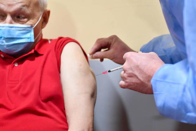 Christian Estrosi, Maire de Nice visite et inaugure le second centre de vaccination a Nice au Theatre de Verdure au 1, Promenade des Anglais a Nice. Les vaccination ont lieux dans les loges sous le mythique theatre de verdure, d inspiration grecque. Ce centre permettra a tous les habitants de beneficier d une consultation pre-vaccinale avant de se faire vacciner suivant un process strict. La Ville de Nice ouvrira au fur-et-a mesure des doses vaccinales recues et des categories de population ouvertes a la vaccination, deux autres centres qui seront situes au Palais des Expositions et au Palais Nikiaia. Ces lieux de vaccination permettront d atteindre l objectif de 50 000 vaccins par semaine. NEWS : Campagne de vaccination contre Covi