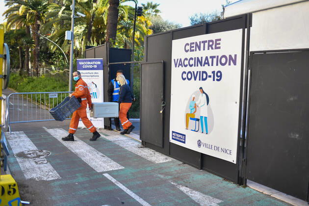 Christian Estrosi, Maire de Nice visite et inaugure le second centre de vaccination a Nice au Theatre de Verdure au 1, Promenade des Anglais a Nice. Les vaccination ont lieux dans les loges sous le mythique theatre de verdure, d inspiration grecque. Ce centre permettra a tous les habitants de beneficier d une consultation pre-vaccinale avant de se faire vacciner suivant un process strict. La Ville de Nice ouvrira au fur-et-a mesure des doses vaccinales recues et des categories de population ouvertes a la vaccination, deux autres centres qui seront situes au Palais des Expositions et au Palais Nikiaia. Ces lieux de vaccination permettront d atteindre l objectif de 50 000 vaccins par semaine. NEWS : Campagne de vaccination contre Covi 