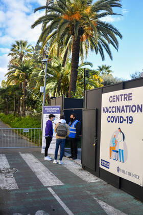 Christian Estrosi, Maire de Nice visite et inaugure le second centre de vaccination a Nice au Theatre de Verdure au 1, Promenade des Anglais a Nice. Les vaccination ont lieux dans les loges sous le mythique theatre de verdure, d inspiration grecque. Ce centre permettra a tous les habitants de beneficier d une consultation pre-vaccinale avant de se faire vacciner suivant un process strict. La Ville de Nice ouvrira au fur-et-a mesure des doses vaccinales recues et des categories de population ouvertes a la vaccination, deux autres centres qui seront situes au Palais des Expositions et au Palais Nikiaia. Ces lieux de vaccination permettront d atteindre l objectif de 50 000 vaccins par semaine. NEWS : Campagne de vaccination contre Covi