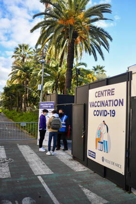 Christian Estrosi, Maire de Nice visite et inaugure le second centre de vaccination a Nice au Theatre de Verdure au 1, Promenade des Anglais a Nice. Les vaccination ont lieux dans les loges sous le mythique theatre de verdure, d inspiration grecque. Ce centre permettra a tous les habitants de beneficier d une consultation pre-vaccinale avant de se faire vacciner suivant un process strict. La Ville de Nice ouvrira au fur-et-a mesure des doses vaccinales recues et des categories de population ouvertes a la vaccination, deux autres centres qui seront situes au Palais des Expositions et au Palais Nikiaia. Ces lieux de vaccination permettront d atteindre l objectif de 50 000 vaccins par semaine. NEWS : Campagne de vaccination contre Covi