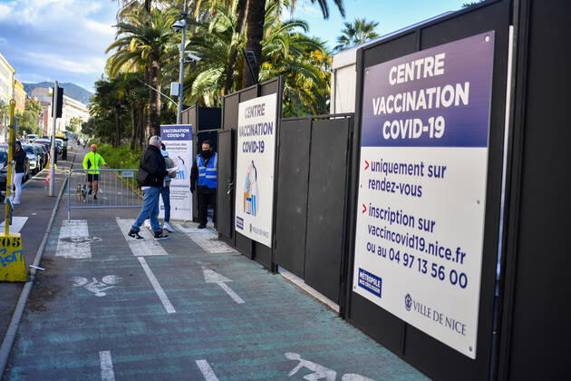 Christian Estrosi, Maire de Nice visite et inaugure le second centre de vaccination a Nice au Theatre de Verdure au 1, Promenade des Anglais a Nice. Les vaccination ont lieux dans les loges sous le mythique theatre de verdure, d inspiration grecque. Ce centre permettra a tous les habitants de beneficier d une consultation pre-vaccinale avant de se faire vacciner suivant un process strict. La Ville de Nice ouvrira au fur-et-a mesure des doses vaccinales recues et des categories de population ouvertes a la vaccination, deux autres centres qui seront situes au Palais des Expositions et au Palais Nikiaia. Ces lieux de vaccination permettront d atteindre l objectif de 50 000 vaccins par semaine. NEWS : Campagne de vaccination contre Covi 
