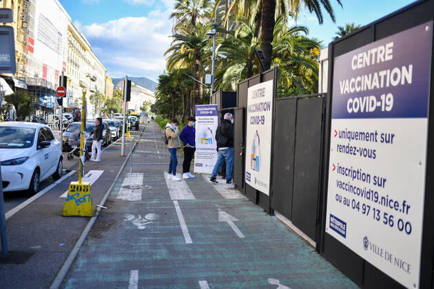 Christian Estrosi, Maire de Nice visite et inaugure le second centre de vaccination a Nice au Theatre de Verdure au 1, Promenade des Anglais a Nice. Les vaccination ont lieux dans les loges sous le mythique theatre de verdure, d inspiration grecque. Ce centre permettra a tous les habitants de beneficier d une consultation pre-vaccinale avant de se faire vacciner suivant un process strict. La Ville de Nice ouvrira au fur-et-a mesure des doses vaccinales recues et des categories de population ouvertes a la vaccination, deux autres centres qui seront situes au Palais des Expositions et au Palais Nikiaia. Ces lieux de vaccination permettront d atteindre l objectif de 50 000 vaccins par semaine. NEWS : Campagne de vaccination contre Covi 