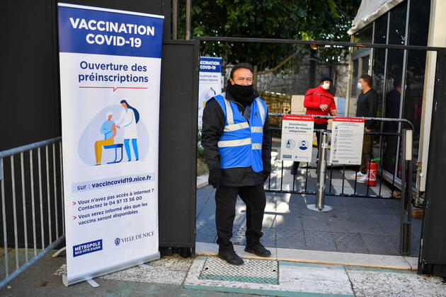 Christian Estrosi, Maire de Nice visite et inaugure le second centre de vaccination a Nice au Theatre de Verdure au 1, Promenade des Anglais a Nice. Les vaccination ont lieux dans les loges sous le mythique theatre de verdure, d inspiration grecque. Ce centre permettra a tous les habitants de beneficier d une consultation pre-vaccinale avant de se faire vacciner suivant un process strict. La Ville de Nice ouvrira au fur-et-a mesure des doses vaccinales recues et des categories de population ouvertes a la vaccination, deux autres centres qui seront situes au Palais des Expositions et au Palais Nikiaia. Ces lieux de vaccination permettront d atteindre l objectif de 50 000 vaccins par semaine. NEWS : Campagne de vaccination contre Covi 