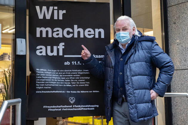 Niedersachsen, Hannover, Corona-Shutdown bis zum 31.Januar 2021 verlängert, geschlossene Geschäfte in der Innenstadt, leere City, Wir machen auf-Aktion des Einzelhandels, Rolf Eisenmenger vomLo & Go in der Luisenstraße,