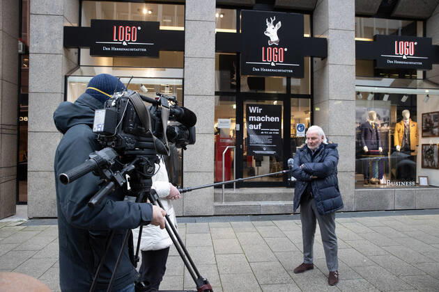 Niedersachsen, Hannover, Corona-Shutdown bis zum 31.Januar 2021 verlängert, geschlossene Geschäfte in der Innenstadt, leere City, Wir machen auf-Aktion des Einzelhandels, Rolf Eisenmenger vomLo & Go in der Luisenstraße,