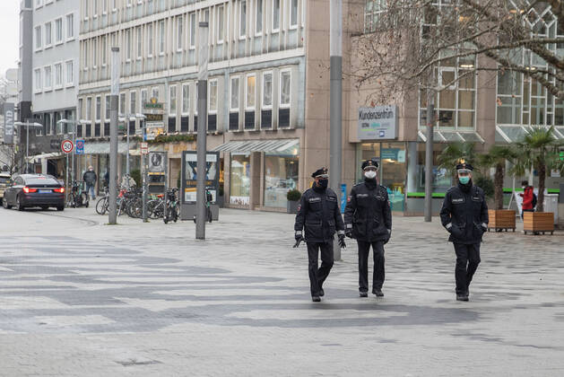 Niedersachsen, Hannover, Corona-Shutdown bis zum 31.Januar 2021 verlängert, geschlossene Geschäfte in der Innenstadt, leere City, Polizei kontrolliert die Maskenpflicht und die Einhaltung der Kontaktbeschränkungen,