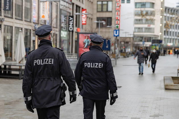 Niedersachsen, Hannover, Corona-Shutdown bis zum 31.Januar 2021 verlängert, geschlossene Geschäfte in der Innenstadt, leere City, Polizei kontrolliert die Maskenpflicht und die Einhaltung der Kontaktbeschränkungen,