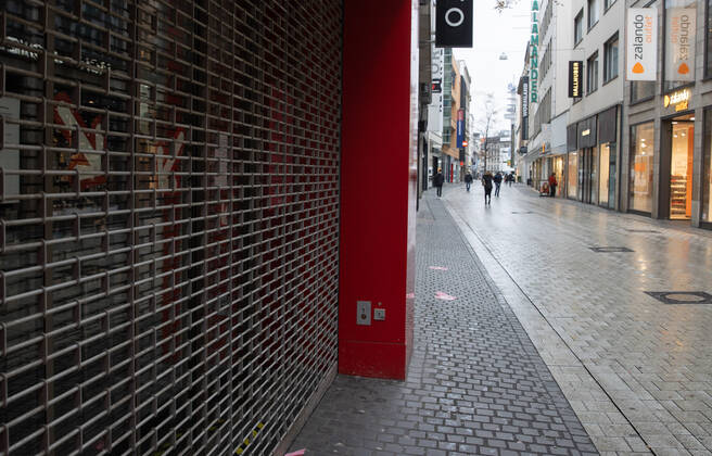 Niedersachsen, Hannover, Corona-Shutdown bis zum 31.Januar 2021 verlängert, geschlossene Geschäfte in der Innenstadt, leere City, Große Packhofstraße, ,