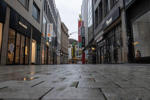 Niedersachsen, Hannover, Corona-Shutdown bis zum 31.Januar 2021 verlängert, geschlossene Geschäfte in der Innenstadt, leere City, Große Packhofstraße, ,