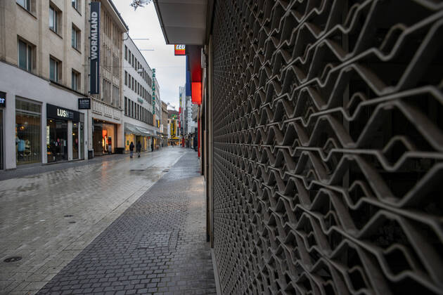 Niedersachsen, Hannover, Corona-Shutdown bis zum 31.Januar 2021 verlängert, geschlossene Geschäfte in der Innenstadt, leere City, Große Packhofstraße, ,