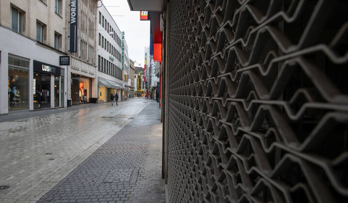 Niedersachsen, Hannover, Corona-Shutdown bis zum 31.Januar 2021 verlängert, geschlossene Geschäfte in der Innenstadt, leere City, Große Packhofstraße, ,