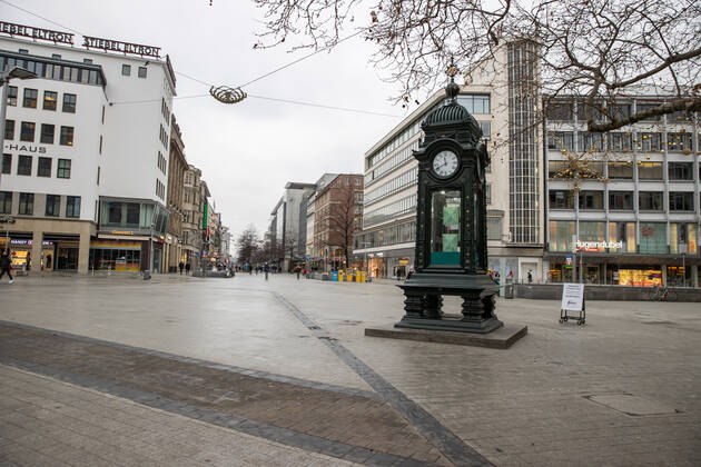Niedersachsen, Hannover, Corona-Shutdown bis zum 31.Januar 2021 verlängert, geschlossene Geschäfte in der Innenstadt, leere City, Menschenleere Innenstadt wie hier am Kröpcke, ,