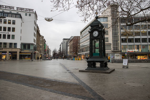 Niedersachsen, Hannover, Corona-Shutdown bis zum 31.Januar 2021 verlängert, geschlossene Geschäfte in der Innenstadt, leere City, Menschenleere Innenstadt wie hier am Kröpcke, ,
