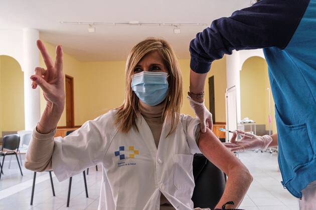 A health worker is vaccinated against the Covid-19 at Escaleritas public health center in Las Palmas de Gran Canaria city in the Canary islands, Spain, 11 January 2021. Gran Canaria s provincial department of Health started on 11 January the administration of the first doses of the Covid-19 vaccine to health professionals working in the front line against the pandemic. Beggining of the vaccination to the sanitary personnel in the Canary islands !ACHTUNG: NUR REDAKTIONELLE NUTZUNG!  Copyright: xANGELxMEDINAxG.x GRAFCAN3790 20210111-637459784488959832