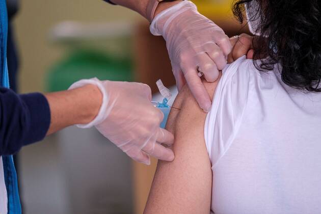 A health worker is vaccinated against the Covid-19 at Escaleritas public health center in Las Palmas de Gran Canaria city in the Canary islands, Spain, 11 January 2021. Gran Canaria s provincial department of Health started on 11 January the administration of the first doses of the Covid-19 vaccine to health professionals working in the front line against the pandemic. Beggining of the vaccination to the sanitary personnel in the Canary islands !ACHTUNG: NUR REDAKTIONELLE NUTZUNG!  Copyright: xANGELxMEDINAxG.x GRAFCAN3795 20210111-637459785098494951
