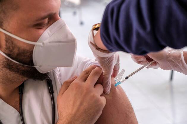 A health worker is vaccinated against the Covid-19 at Escaleritas public health center in Las Palmas de Gran Canaria city in the Canary islands, Spain, 11 January 2021. Gran Canaria s provincial department of Health started on 11 January the administration of the first doses of the Covid-19 vaccine to health professionals working in the front line against the pandemic. Beggining of the vaccination to the sanitary personnel in the Canary islands !ACHTUNG: NUR REDAKTIONELLE NUTZUNG!  Copyright: xANGELxMEDINAxG.x GRAFCAN3791 20210111-637459785110526286