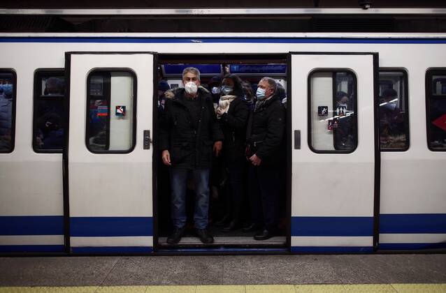 A crowded Metro train, in Madrid (Spain), on 11 January 2021. Yesterday, Adif re-established circulation, which was interrupted by the intense snow storm caused by the Filomena storm, at various points in the network to and from Madrid. Thus, the traffic between Puerta de Atocha and Seville Malaga, between Puerta de Atocha and Levante and between Puerta de Atocha and Leon has been restored. Likewise, traffic on the High Speed corridors to the south, Levante and Valladolid has been re-established, as has commercial service between Puerta de Atocha and Toledo. Yesterday, suburban lines C2 (Guadalajara Atocha Chamartin), C3 (Chamartin-Aranjuez) and C3A (El Escorial-Aranjuez), and C5 (Mostoles-El Soto Atocha Villaverde Alto) were Copyright: xEduardoxParrax 3512085