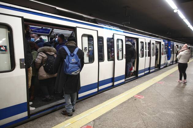 A crowded Metro train, in Madrid (Spain), on 11 January 2021. Yesterday, Adif re-established circulation, which was interrupted by the intense snow storm caused by the Filomena storm, at various points in the network to and from Madrid. Thus, the traffic between Puerta de Atocha and Seville Malaga, between Puerta de Atocha and Levante and between Puerta de Atocha and Leon has been restored. Likewise, traffic on the High Speed corridors to the south, Levante and Valladolid has been re-established, as has commercial service between Puerta de Atocha and Toledo. Yesterday, suburban lines C2 (Guadalajara Atocha Chamartin), C3 (Chamartin-Aranjuez) and C3A (El Escorial-Aranjuez), and C5 (Mostoles-El Soto Atocha Villaverde Alto) were Copyright: xEduardoxParrax 3512087