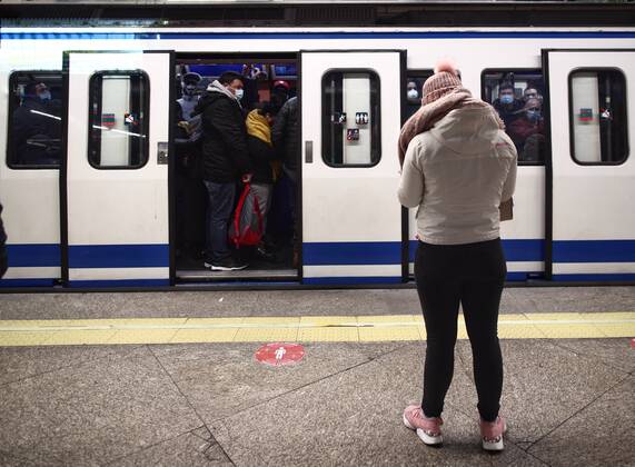 A crowded Metro train, in Madrid (Spain), on 11 January 2021. Yesterday, Adif re-established circulation, which was interrupted by the intense snow storm caused by the Filomena storm, at various points in the network to and from Madrid. Thus, the traffic between Puerta de Atocha and Seville Malaga, between Puerta de Atocha and Levante and between Puerta de Atocha and Leon has been restored. Likewise, traffic on the High Speed corridors to the south, Levante and Valladolid has been re-established, as has commercial service between Puerta de Atocha and Toledo. Yesterday, suburban lines C2 (Guadalajara Atocha Chamartin), C3 (Chamartin-Aranjuez) and C3A (El Escorial-Aranjuez), and C5 (Mostoles-El Soto Atocha Villaverde Alto) were Copyright: xEduardoxParrax 3512088