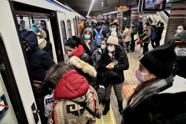 A crowded Metro train, in Madrid (Spain), on 11 January 2021. Yesterday, Adif re-established circulation, which was interrupted by the intense snow storm caused by the Filomena storm, at various points in the network to and from Madrid. Thus, the traffic between Puerta de Atocha and Seville Malaga, between Puerta de Atocha and Levante and between Puerta de Atocha and Leon has been restored. Likewise, traffic on the High Speed corridors to the south, Levante and Valladolid has been re-established, as has commercial service between Puerta de Atocha and Toledo. Yesterday, suburban lines C2 (Guadalajara Atocha Chamartin), C3 (Chamartin-Aranjuez) and C3A (El Escorial-Aranjuez), and C5 (Mostoles-El Soto Atocha Villaverde Alto) were Copyright: xEduardoxParrax 3512097
