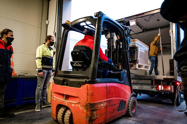 OSS - Het Amerikaanse bedrijf Moderna heeft de eerste partij coronavaccins geleverd aan Nederland. De lading werd met een vrachtwagen bezorgd bij het bedrijf Movianto in Oss. Het is na het vaccin van BioNTech Pfizer het tweede vaccin dat in de EU is goedgekeurd om te worden ingezet tegen het coronavirus. ANP ROB ENGELAAR Copyright: xHollandsexHoogtex xxANPx x427012782x