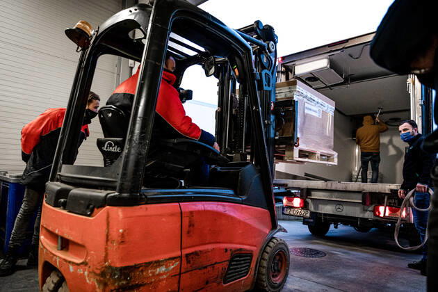 OSS - Het Amerikaanse bedrijf Moderna heeft de eerste partij coronavaccins geleverd aan Nederland. De lading werd met een vrachtwagen bezorgd bij het bedrijf Movianto in Oss. Het is na het vaccin van BioNTech Pfizer het tweede vaccin dat in de EU is goedgekeurd om te worden ingezet tegen het coronavirus. ANP ROB ENGELAAR Copyright: xHollandsexHoogtex xxANPx x427012787x