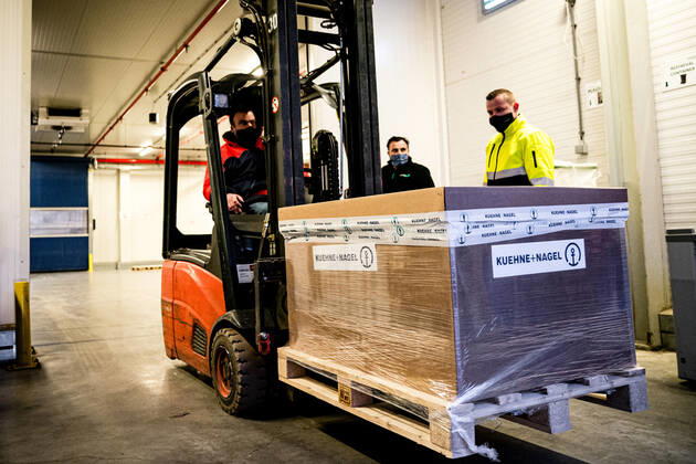 News Bilder des Tages OSS - Het Amerikaanse bedrijf Moderna heeft de eerste partij coronavaccins geleverd aan Nederland. De lading werd met een vrachtwagen bezorgd bij het bedrijf Movianto in Oss. Het is na het vaccin van BioNTech Pfizer het tweede vaccin dat in de EU is goedgekeurd om te worden ingezet tegen het coronavirus. ANP ROB ENGELAAR Copyright: xHollandsexHoogtex xxANPx x427012790x
