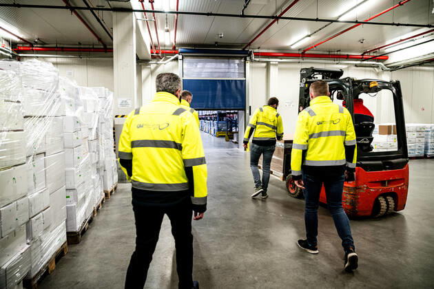 OSS - Het Amerikaanse bedrijf Moderna heeft de eerste partij coronavaccins geleverd aan Nederland. De lading werd met een vrachtwagen bezorgd bij het bedrijf Movianto in Oss. Het is na het vaccin van BioNTech Pfizer het tweede vaccin dat in de EU is goedgekeurd om te worden ingezet tegen het coronavirus. ANP ROB ENGELAAR Copyright: xHollandsexHoogtex xxANPx x427012792x