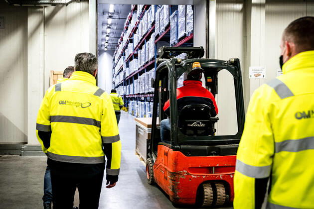 OSS - Het Amerikaanse bedrijf Moderna heeft de eerste partij coronavaccins geleverd aan Nederland. De lading werd met een vrachtwagen bezorgd bij het bedrijf Movianto in Oss. Het is na het vaccin van BioNTech Pfizer het tweede vaccin dat in de EU is goedgekeurd om te worden ingezet tegen het coronavirus. ANP ROB ENGELAAR Copyright: xHollandsexHoogtex xxANPx x427012794x