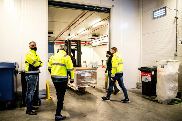 OSS - Het Amerikaanse bedrijf Moderna heeft de eerste partij coronavaccins geleverd aan Nederland. De lading werd met een vrachtwagen bezorgd bij het bedrijf Movianto in Oss. Het is na het vaccin van BioNTech Pfizer het tweede vaccin dat in de EU is goedgekeurd om te worden ingezet tegen het coronavirus. ANP ROB ENGELAAR Copyright: xHollandsexHoogtex xxANPx x427012795x
